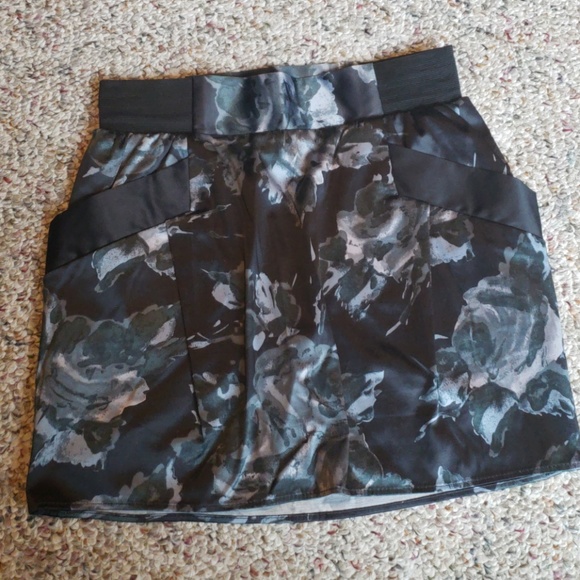 Mini skirt with pockets - Picture 1 of 3